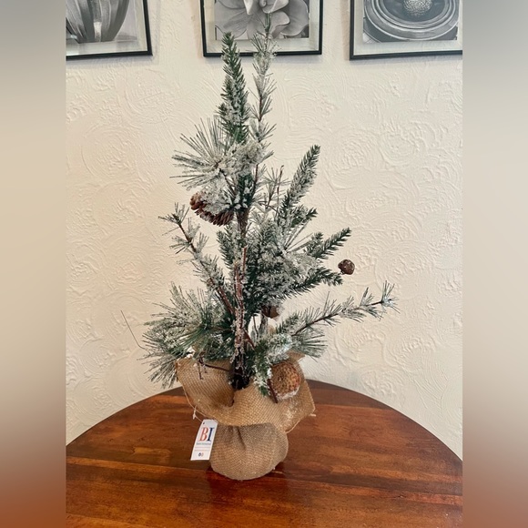 NWT- winter Tree - Picture 7 of 7